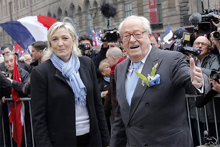 Jean Marie Le Pen junto a su hija Marine El líder histórico, Jean-Marie Le Pen, fuera del Frente Nacional